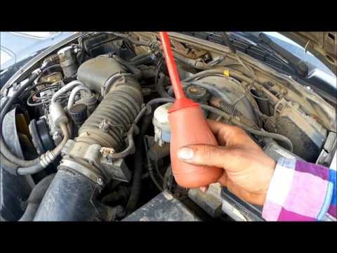 Cómo cambiar el líquido de frenos de un coche.